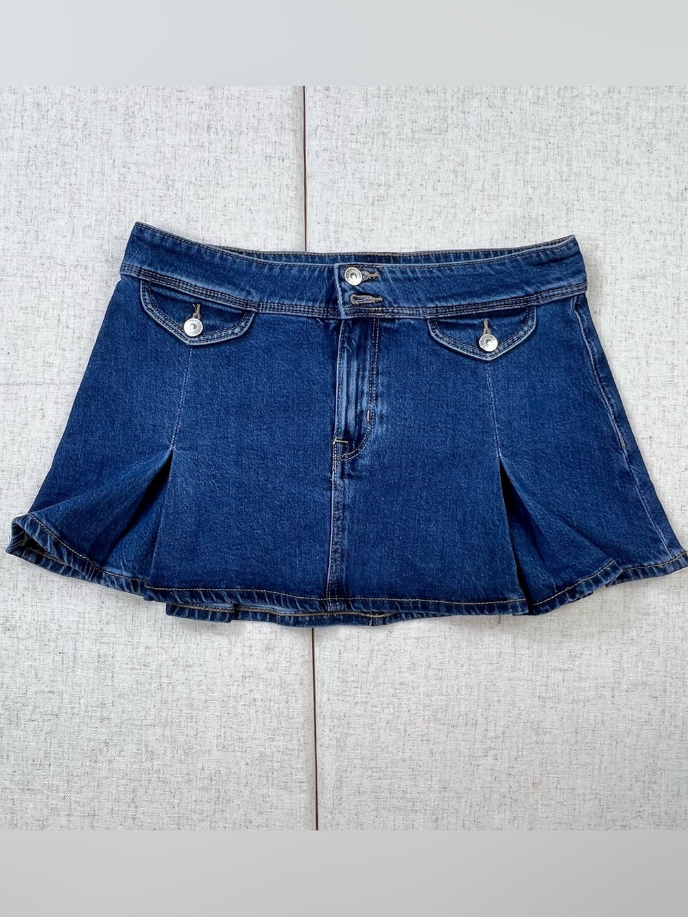 American Eagle Low Rise Pleated Denim Mini Skirt Dark Wash Y2K Size 6